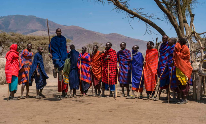 Bộ tộc Maasai có tục lệ lấy phân trâu bò xây nhà để xua đuổi rắn rết. Họ là bộ lạc thiểu số sinh sống chủ yếu ở hai quốc gia là Kenya và Tanzania.