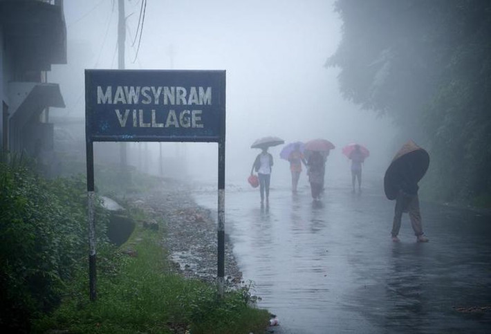 Ngôi làng Mawsynram, nằm ở thủ phủ của bang Meghalaya (Ấn Độ), được xác nhận kỷ lục Guinness là "nơi ẩm ướt nhất thế giới".