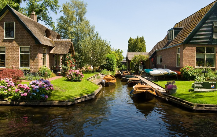 Chính vì làng không có đường bộ nên ở Giethoorn, du khách sẽ không thấy bóng dáng của ô tô, xe máy… Đường giao thông huyết mạch của Giethoorn chính là hơn 4 dặm kênh rạch.