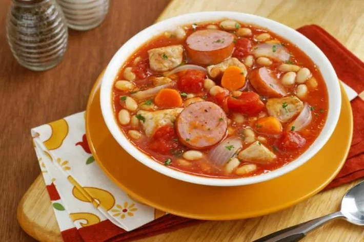 Dounguouri soko là món hầm truyền thống được chế biến từ sự kết hợp của thịt cừu, đậu trắng, ớt chuông, cà chua, hành, tỏi, dầu, bột cà chua, muối và hạt tiêu.