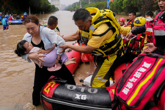 Hàng ngàn người dân bị ảnh hưởng bởi lũ lụt đã được sơ tán đến nơi trú ẩn trong các trường học và các tòa nhà công cộng khác ở ngoại ô Bắc Kinh và các thành phố lân cận. Ảnh: AP.