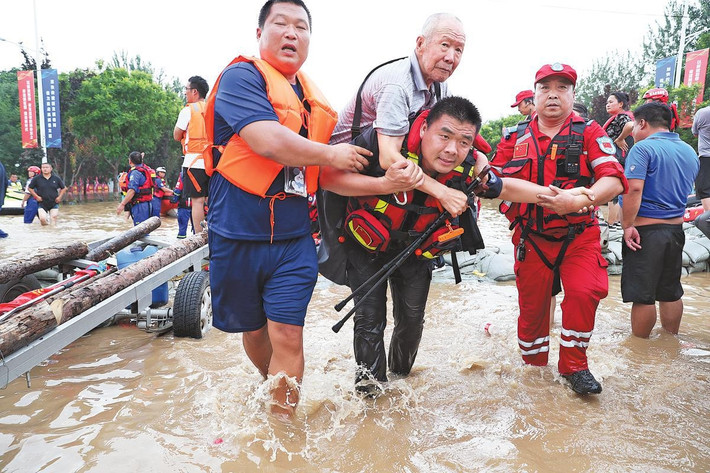 Truyền thông Trung Quốc cho biết, lực lượng cứu hộ từ khắp nước này đã nộp đơn xin hỗ trợ cứu trợ lũ lụt ở Trác Châu. Ảnh: Chinadaily.
