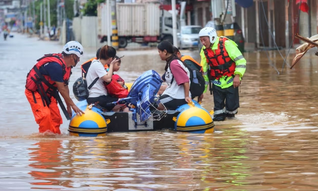 Bão Doksuri quét qua khu vực đông bắc Trung Quốc từ hôm 28/7 sau khi tàn phá Philippines. Thủ đô Bắc Kinh và các vùng lân cận đã hứng chịu mưa lớn trong hai ngày cuối tuần, dẫn tới ngập lụt tại nhiều nơi trong thành phố.