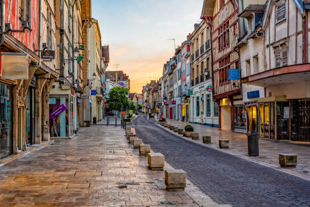 Làng Troyes: Điều đặc biệt của ngôi làng này là nó vẫn còn lưu giữ những di sản từ thời Trung Cổ, những ngôi nhà đặc trưng nửa gạch nửa gỗ, những con phố bé xinh và những quán ăn ngoài trời ngập tràn gió và ánh nắng.