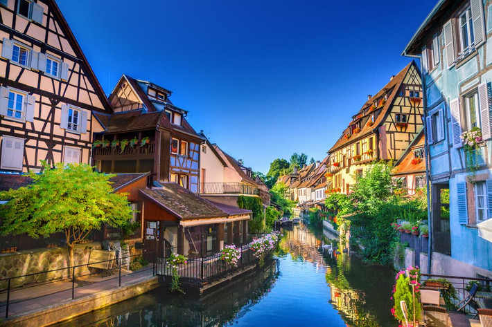 Chỉ cách Paris một vài km, du khách có thể đến và khám phá rất nhiều ngôi làng cổ đẹp như tranh vẽ với lối kiến trúc Pháp đặc trưng.
