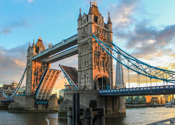 Cầu Tháp ở London được cho là niềm tự hào của thành phố này và là một trong những điểm du lịch nổi tiếng ở Anh.