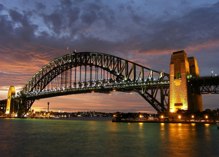 Cầu cảng Sydney (Australia): Đây là cây cầu vòm thép lớn nhất thế giới, nó rất đẹp và lộng lẫy. Cây cầu mang tính biểu tượng nối bờ bắc và nam của Sydney. Cầu có thể được băng qua bằng đường sắt, xe lửa, xe đạp và cả đi bộ.