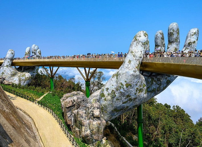 Cầu Vàng ở Đà Nẵng, Việt Nam nhìn như được nâng lên bởi hai bàn tay khổng lồ. Cây cầu nằm ở độ cao 1.400m so với mực nước biển.