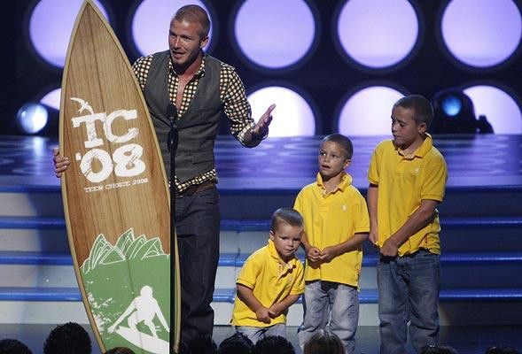 Beckham cùng 3 con trai lên sân khấu nhận giải Cầu thủ nam Teen Choice Award. Lúc này Brooklyn mới 9 tuổi và trông cậu vẫn rất thơ ngây.