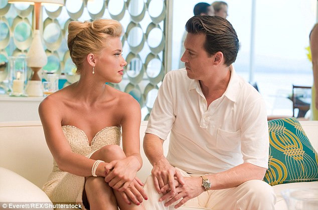 Johnny Depp và Amber Heard gặp nhau khi đóng chung phim The Rum Diary năm 2009. Lúc đó Johnny vẫn đang sống cùng bạn gái lâu năm, Vanessa Paradis và có hai con chung với Vanessa, con gái Lily-Rose và con trai Jack.