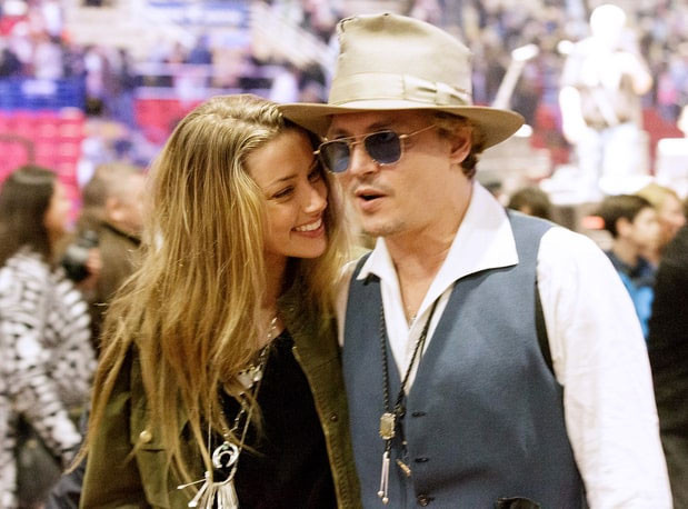 Heard không rời mắt khỏi Depp khi cùng tham gia một sự kiện ở Texas hôm 9/3/2014. Trước đó, cô tâm sự với tạp chí Flare rằng cô không muốn công khai cuộc sống riêng của mình. “Đó không phải là một phần cuộc đời của tôi. Tôi muốn là một nghệ sĩ nhưng không muốn là một người nổi tiếng”.