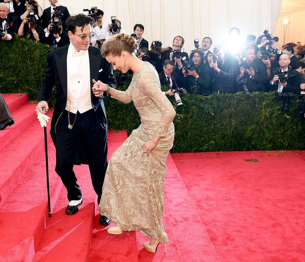 Depp dìu người vợ sắp cưới trên thảm đỏ sự kiện Metropolitan Museum of Art's Costume Institute Gala ở New York ngày 5/5/2014. Trước đó, vào tháng 4/2014, hai người đã tổ chức bữa tiệc đính hôn tại The Carondelet House, Los Angeles.