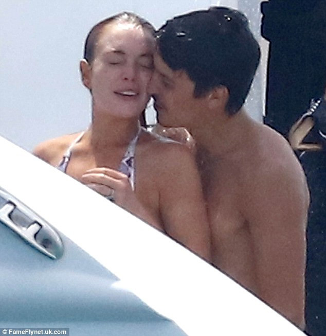 Lindsay Lohan và hôn phu tin đồn Egor Tarabasov dành cho nhau những cử chỉ tình tứ khi cả hai đi nghỉ trên chiếc du thuyền sang trọng tại Cannes.
