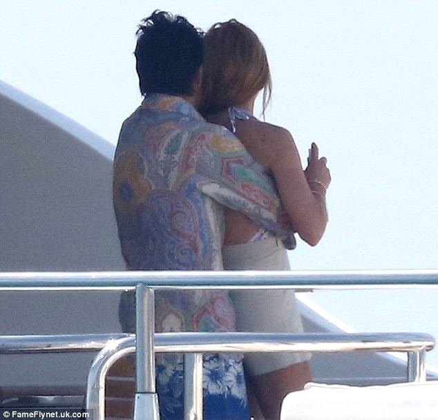 Lindsay và Egor dính chặt nhau trên du thuyền tại Cannes.