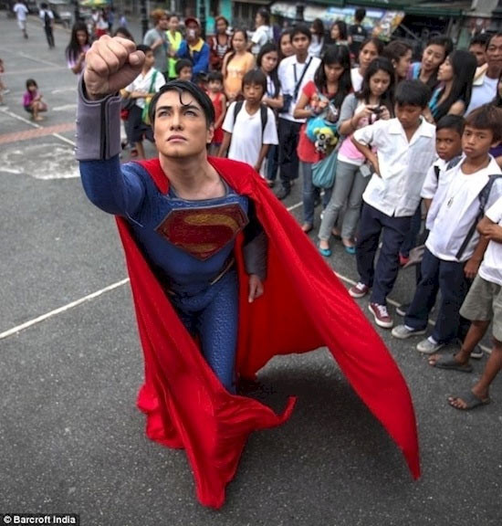 Lớn lên trong một gia đình nghèo khó ở Philippines, Chavez nói anh rất yêu nhân vật Superman.