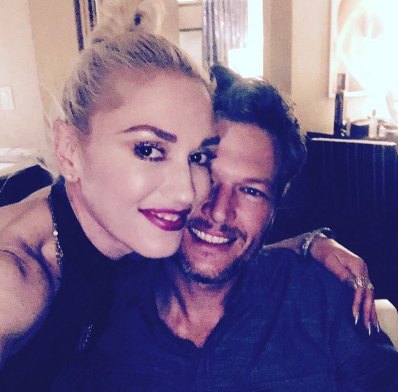Tháng 11/2015, hai giám khảo The Voice rapper Gwen Stefani và nam ca sĩ nhạc đồng quê Blake Shelton công khai hẹn hò.