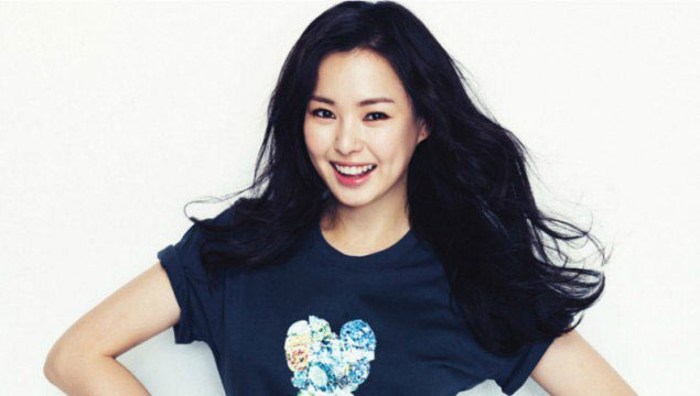 Hoa hậu Hàn Quốc Honey Lee tiết lộ cô từng được dụ "dao kéo" xóa hai lúm đồng tiền khi mới nổi tiếng. Nhờ quyết định sáng suốt mà giờ hai lúm đồng tiền đó lại giúp cô được mọi người nhớ tới nhiều hơn.