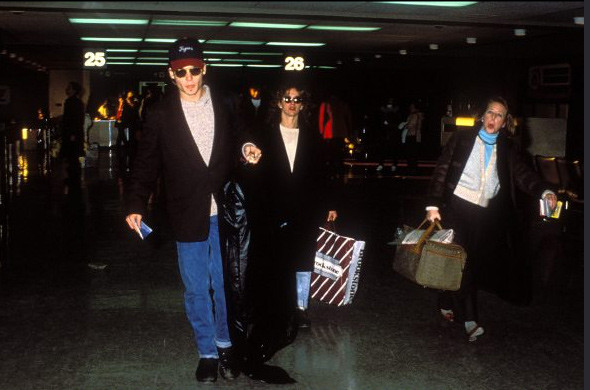 Năm 1989, Johnny Depp và nữ diễn viên Jennifer Grey hẹn hò chớp nhoáng. Có tin đồn họ đã đính hôn mặc dù cả hai không khẳng định.