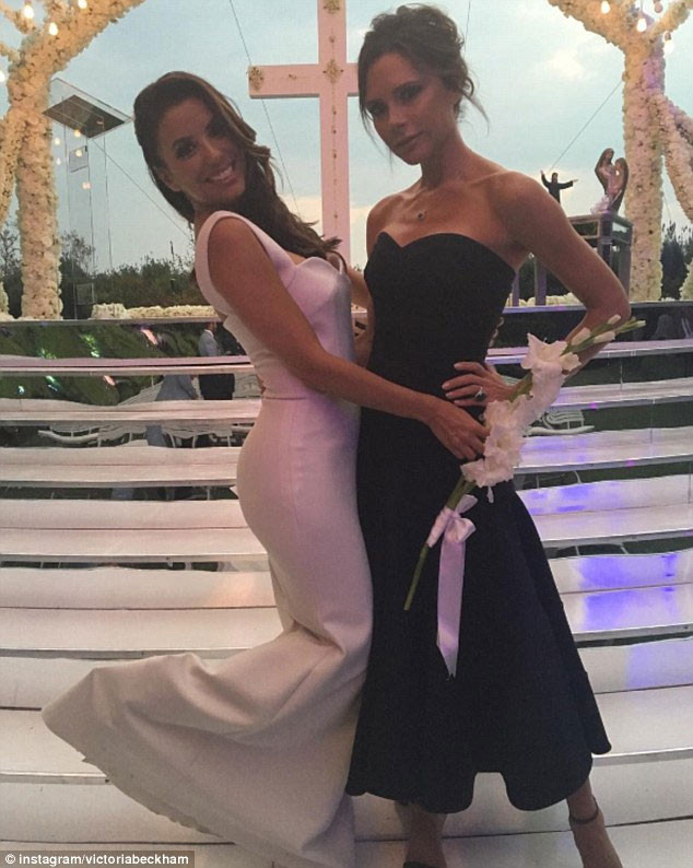 Trong đám cưới Eva Longoria, cô dâu mặc váy trắng không tay do bạn thân Victoria Beckham thiết kế.