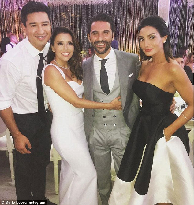 Cô dâu chú rể chụp ảnh với Mario Lopez và một người bạn gái.