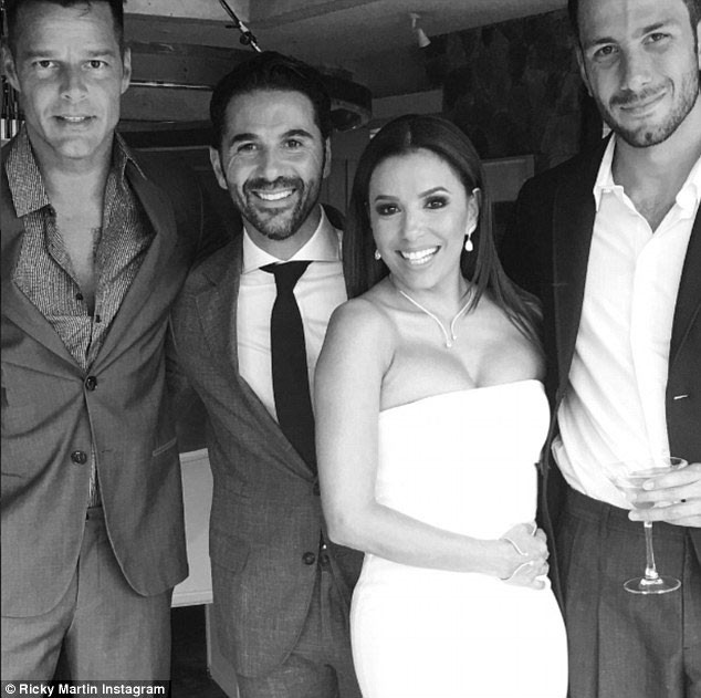 Ricky Martin (ngoài cùng bên trái) cũng được mời tới dự đám cưới Eva Longoria.