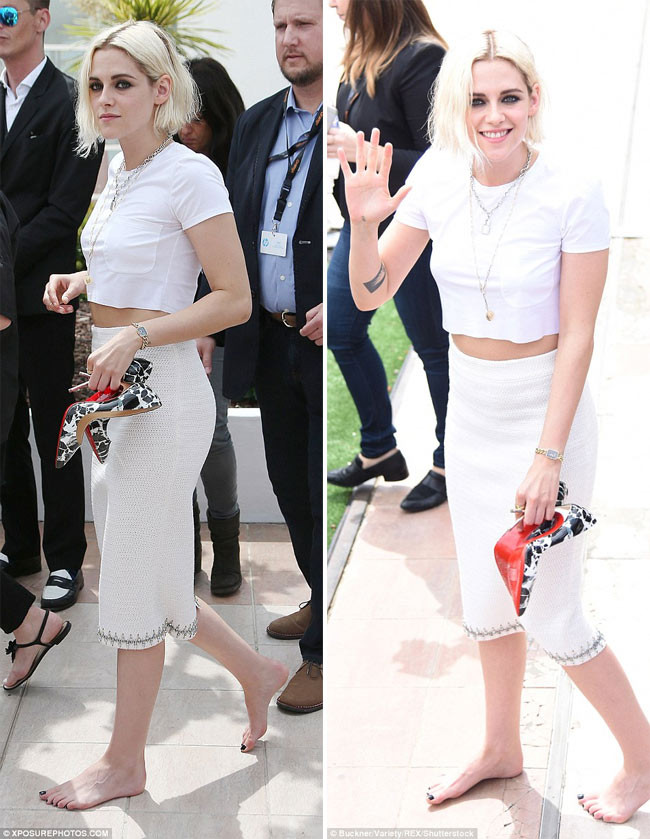 Kristen mặc bộ váy trắng Chanel, đi giày cao gót Louboutin để chụp ảnh tại Cannes nhưng ngay sau đó, cô tháo ngay đôi giày vì không quen lênh khênh trên giày cao gót.