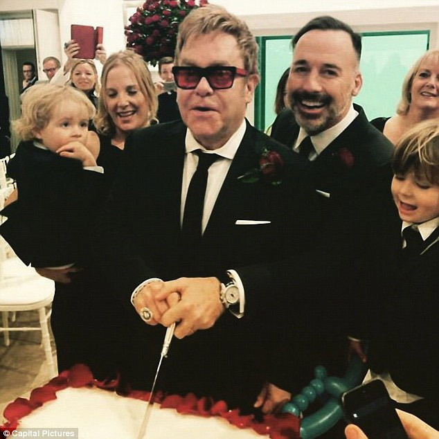 Tháng 12/2014, sau khi hôn nhân đồng tính được pháp luật công nhận, Elton John và David Furnish chính thức kết hôn và tổ chức đám cưới tại nhà riêng ở Old Windsor.