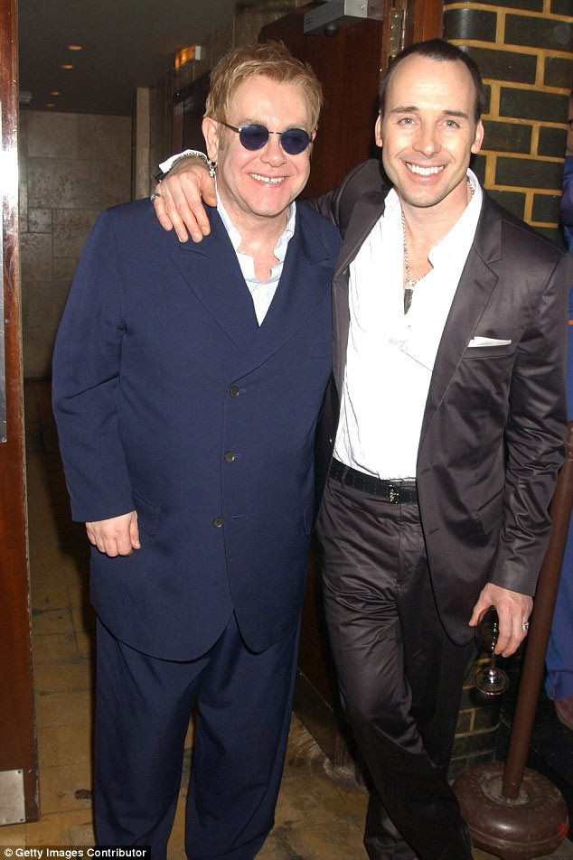 Tháng 5/2005, Elton John và David Furnish cùng tham dự Liên hoan Phim Cannes, đây cũng là thời điểm Elton cầu hôn David.