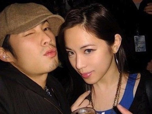 Nam ca sĩ 34 tuổi và tiểu thư họ Thạch yêu nhau 7 năm trước khi về chung một nhà. Hai người quen nhau khi cùng đóng chung một MV ca nhạc.