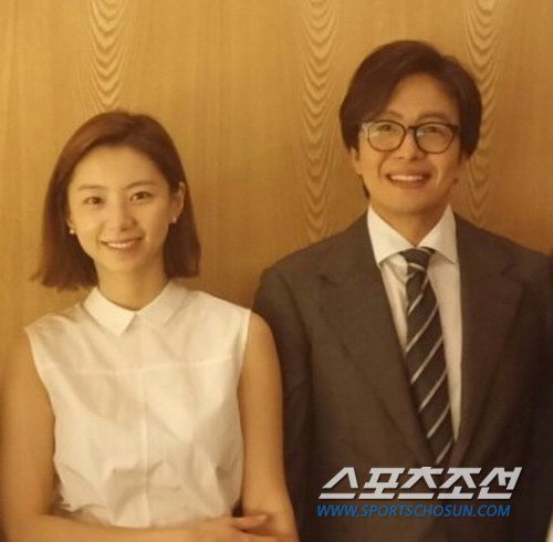 Bức ảnh chụp vợ chồng Bae Yong Joon và Park Soo Jin đăng trên một trang mạng trông Park rất thanh lịch và trang nhã. Không cầu kỳ trong trang phục, mặt mộc hoàn toàn nhưng vợ Bae Yong Joon vẫn toát lên vẻ đẹp tự nhiên, thuần khiết.