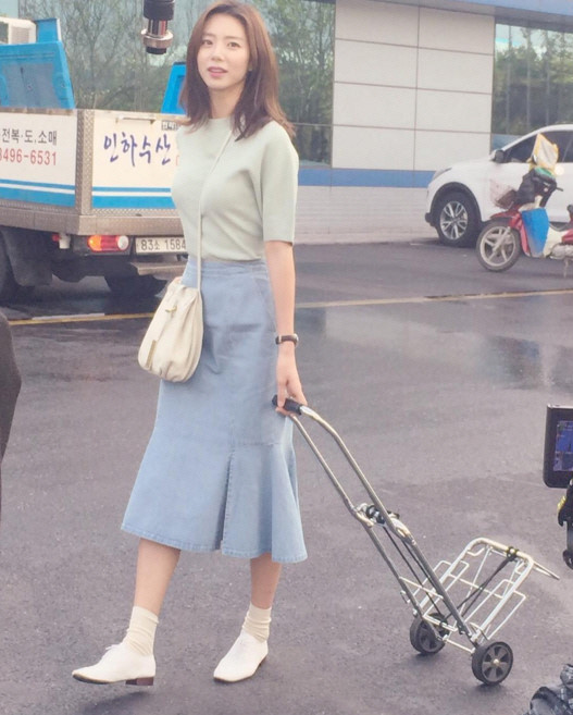 Hình ảnh đời thường giản dị của Park Soo Jin được rất nhiều người khen ngợi. Bộ trang phục tông pastel, khuôn mặt trang điểm nhẹ nhàng, tay kéo chiếc xe đi chợ, vợ Bae Yong Joon tươi tắn trước ống kính máy ảnh.