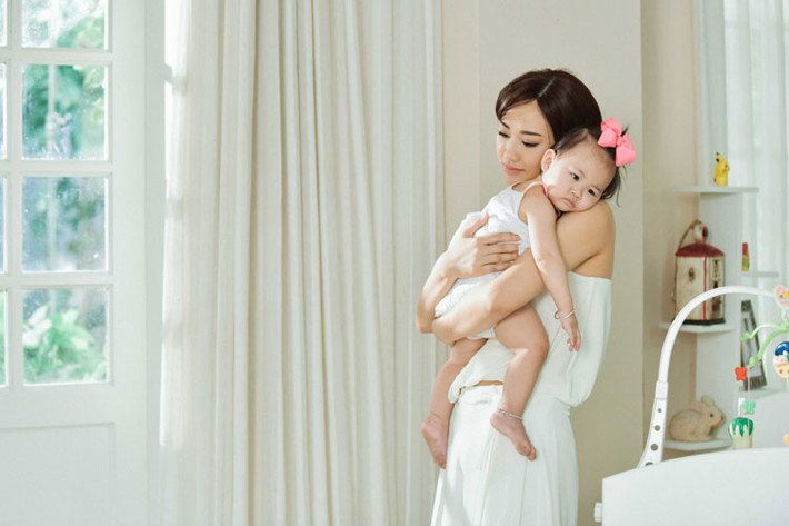 Bên cạnh những hình ảnh mới nhất, Maya và ê kíp cũng hé lộ thêm trailer đầy xúc động của “Giọt nước mắt khi con chào đời”. Không chỉ thể hiện sự hạnh phúc khi vui đùa bên con gái, Maya còn bật khóc khi cất câu hát: “Giọt nước mắt lẫn trong nụ cười, giọt nước mắt chứa chan niềm vui, giọt nước mắt cho bao ngày qua, chờ mong con yêu đến với cuộc sống của mẹ…”.