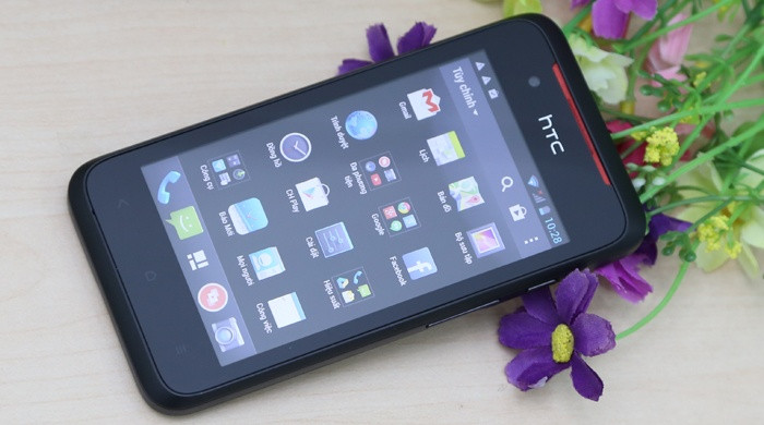 HTC Desire 210 (Giá tham khảo 2,29 triệu đồng): HTC Desire 210 sở hữu kiểu dáng dạng thanh, nhỏ gọn vừa khít trong lòng bàn tay. Máy được trang bị màn hình 4 inch (480 x 800 pixels). Máy cũng có camera phụ VGA, camera chính 5MP (quay video HD) và thỏi pin chuẩn Li-Ion dung lượng 1300 mAh.