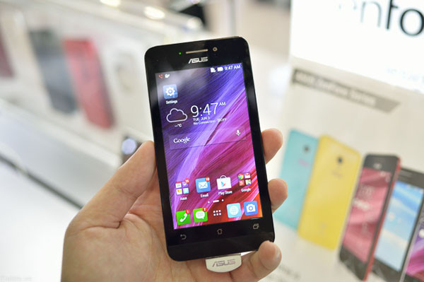 Asus Zenfone A450 (Giá tham khảo 2,79 triệu đồng): ZenFone A450 sở hữu màn hình IPS 4.5 inch với độ phân giải 480x854 pixels. Nằm trong phân khúc điện thoại bình dân, ZenFone A450 vẫn sở hữu 2 camera với các thông số khá tốt bao gồm camera chính 8 MP ở mặt sau và camera phụ 0.3 MP ở mặt trước.