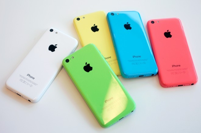 iPhone 5C: iPhone 5C bản khóa mạng của Nhật là sản phẩm tạo ra cơn sốt đầu tiên trên thị trường máy xách tay ở Việt Nam đầu năm 2015. Chiếc smartphone giá rẻ này được bán với giá khoảng 3,5 - 3,6 triệu đồng.