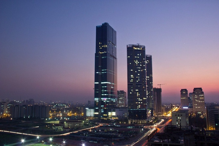 Suốt quá trình xây dựng và điều hành Landmark 72, Keangnam liên tiếp vướng phải những rắc rối lớn về sai phạm an toàn xây dựng (khiến 7 công nhân tử vong), vi phạm chuyển giá với giá trị phải điều chỉnh tới 1.220 tỷ đồng. Bên cạnh đó là không ít vướng mắc chưa thể tháo gỡ với cư dân hai tòa chung cư cao cấp 50 tầng về vấn đề ăn gian diện tích xây dựng, giá và chất lượng dịch vụ...