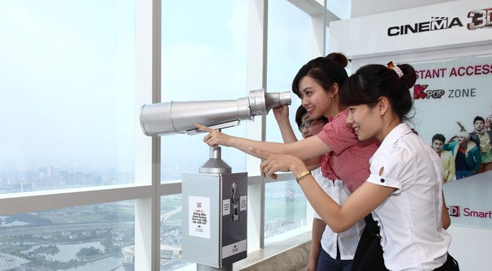 Điểm nổi tiếng của tòa tháp Keangnam Landmark là đài quan sát trên nóc nhà có tên Landmark Sky72. Ở độ cao 346m, khách tham quan có thể ngắm toàn cảnh Thủ đô Hà Nội từ trên cao.