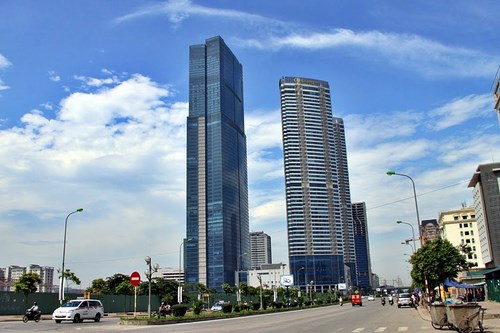 Keangnam đã vay tới gần 50% vốn đầu tư công trình để xây tòa Landmark 72. Để theo đuổi và hiện thực hóa tham vọng xây dựng tòa nhà cao nhất Việt Nam Landmark 72, Keangnam đã liều lĩnh huy động khoản vay tới 530 tỷ won trên tổng vốn đầu tư 1.200 tỷ won từ các ngân hàng lớn tại Hàn Quốc là Shinhan Bank, Korea Eximbank, Woori Bank và ngân hàng Nông nghiệp. Giới chuyên gia nhận định, khoản nợ quá lớn trên đã khiến công ty gặp vấn đề nghiêm trọng về cân đối tài chính.