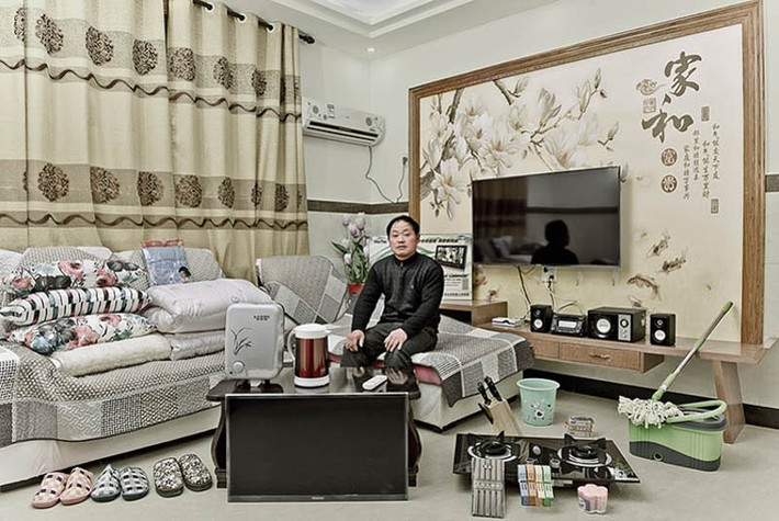 Mao Hongwei, một người đàn ông 48 tuổi, sống ở một ngôi làng hẻo lánh của Trung Quốc. Lần mua sắm trực tuyến đầu tiên của ông đã tiêu tốn hết 3.200 USD. Tất cả các vật liệu và đồ đạc trong nhà mới của Mao đều được mua trực tuyến. Với Mao, mua sắm online là việc tìm kiếm một cuộc sống mới.