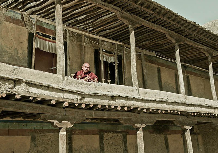 Gyatsoling Rinpoche sinh năm 1990 và bắt đầu quy nơi cửa Phật khi lên 4 tuổi. Gyatsoling cũng thường lên trang Taobao để mua sắm những vật dụng như đèn bơ và nến. Với Gyatsoling, mua sắm online là một cách để tiết kiệm tiền.