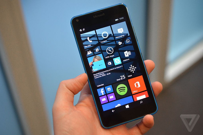 Microsoft Lumia 640: Lumia 640 có màn hình 5 inch là một trong những smartphone màn hình lớn có giá rẻ, chỉ khoảng 3,7 triệu đồng. Sử dụng nền tảng Windows Phone, chiếc Lumia của Microsoft cho hiệu năng ổn, tính năng đủ dùng bên cạnh camera 8 MP.
