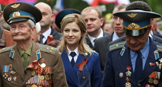 Natalia Poklonskaya (giữa) dẫn đầu đoàn công tố Crimea.