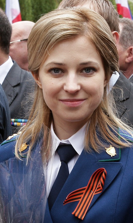 Nữ công tố viên được yêu thích trên mạng Internet, Natalia Poklonskaya, đến từ bán đảo Crimea rạng rỡ trong lễ duyệt binh. Cô dẫn đầu đoàn công tố viên Crimea và diễu hành bên cạnh đoàn cựu chiến binh. Bán đảo này dự định tổ chức một lễ kỷ niệm Ngày chiến thắng phát xít riêng, lần thứ hai kể từ khi sáp nhập vào Nga.