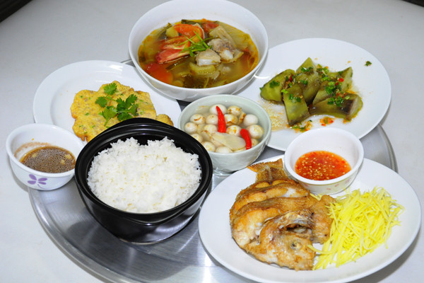 Không chỉ “mát tay” với kinh doanh quán bún đậu, Trang Trần lại tiếp tục thành công với quán cơm Bắc có tên Trang Khàn Quán ở 31 Nguyễn Công Trứ, Quận 1.
