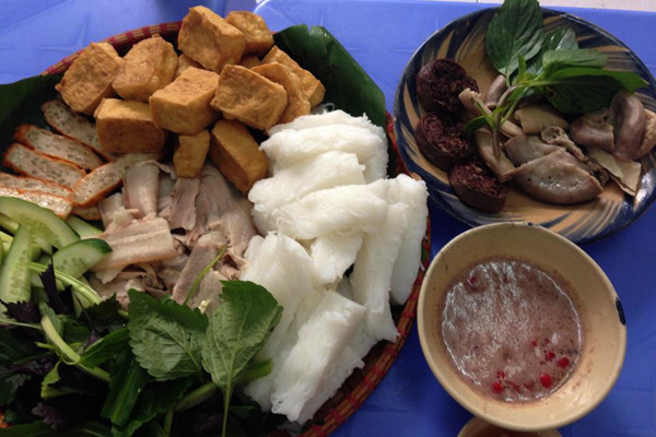 Việc mở quán bún đậu của người mẫu Trang Trần nhận được rất nhiều sự ủng hộ của bạn bè.