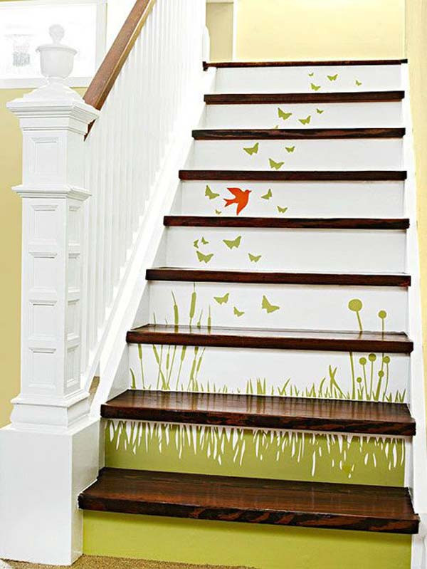 Ngoài tác dụng trang trí tường, giấy dán tường còn có thể sử dụng để trang trí cầu thang cực bắt mắt.