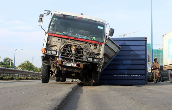 Vụ tai nạn lật container xảy ra lúc 6h ngày 22/5 trên đại lộ nghìn tỷ Mai Chí Thọ, đoạn qua phường An Phú, quận 2, TP HCM.