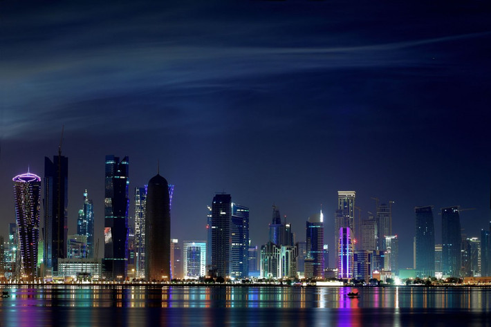 Qatar là nước giàu nhất thế giới với thu nhập bình quân của người dân hiện là 98.800 USD/năm (tương đương 2,1 tỷ đồng). Qatar thậm chí có đủ tiền để xây một thành phố lớn trên sa mạc.