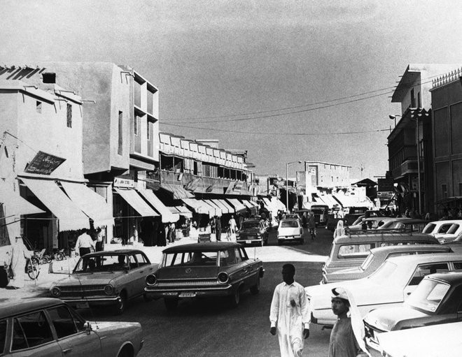 Năm 1951, Qatar sản xuất 46.500 thùng dầu mỗi ngày, tương đương khoảng 4,2 triệu USD doanh thu. Việc phát hiện thêm các mỏ dầu ngoài khơi và sự vào của tập đoàn Shell đã nâng sản lượng khai thác lên 233.000 thùng mỗi ngày.