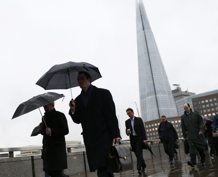 Qatar trở thành một trong những quốc gia sở hữu nhiều bất động sản nhất tại London thông qua QIA. Qatar sở hữu tòa nhà cao tầng lớn nhất tây Âu The Shard, cũng như phần lớn tòa Canary Wharf.